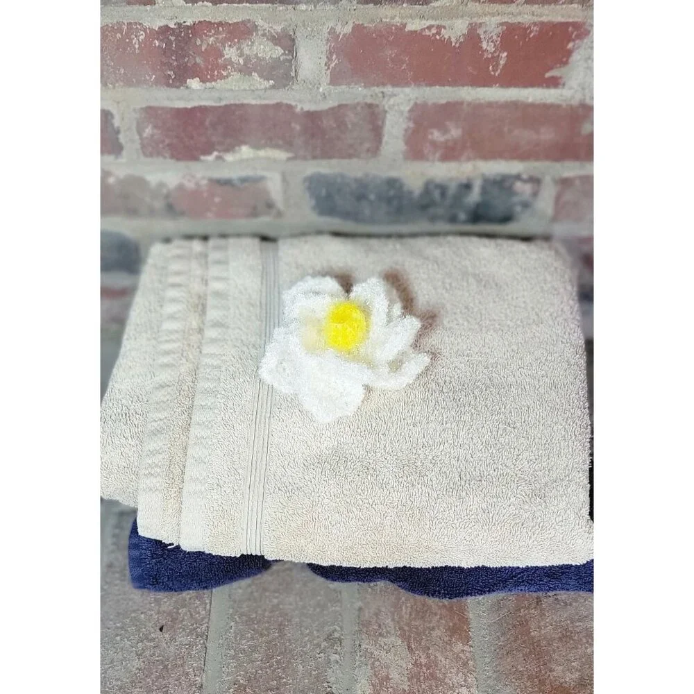White and Yellow Flower Scrubby
